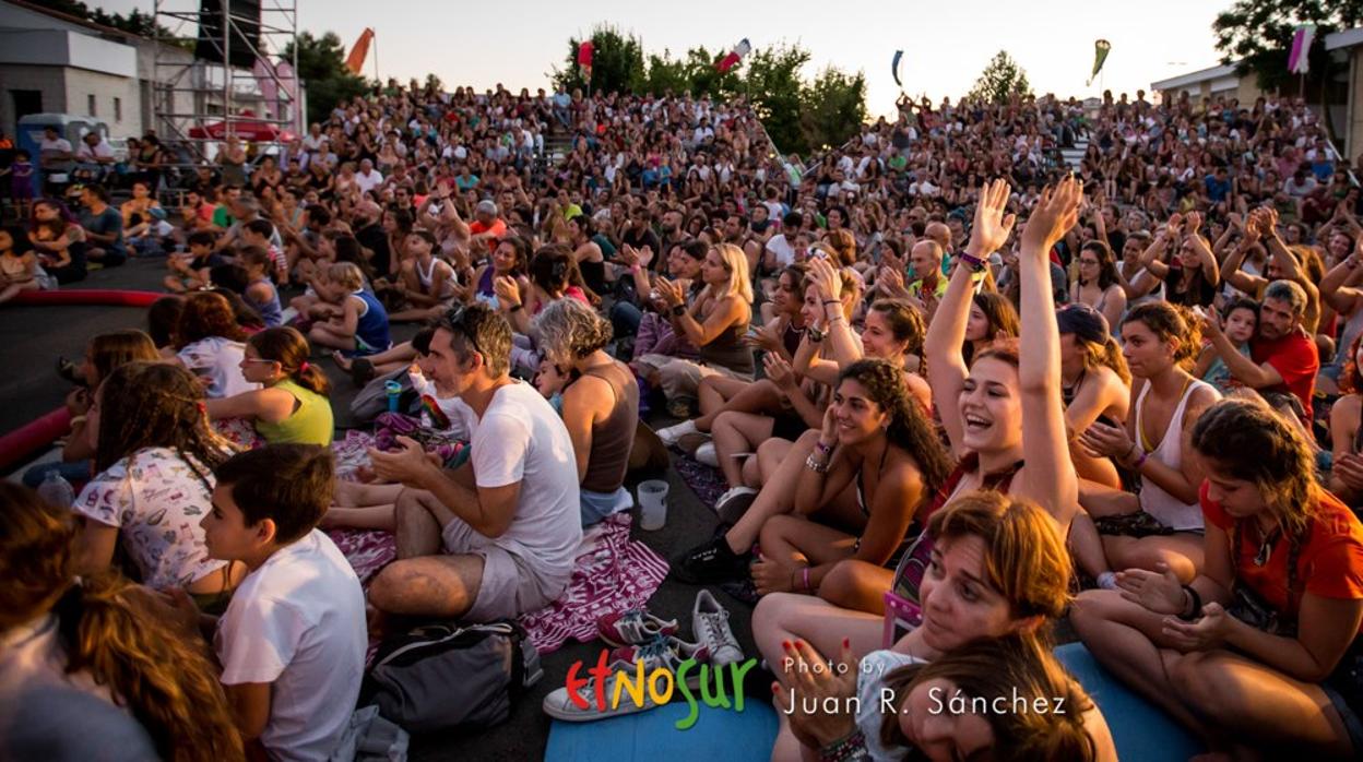 Asistentes a una actividad del festival étnico de la Sierra Sur de Jaén