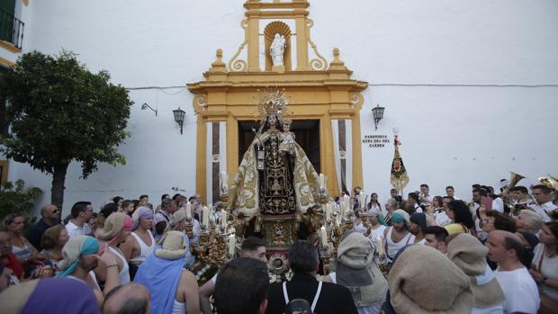 La Virgen del Carmen bautiza de vida a los barrios de Puerta Nueva y la Magdalena de Córdoba