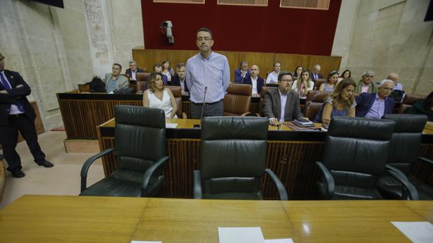 El PSOE monta una bronca por la referencia del consejero de Hacienda a Victoria Kent