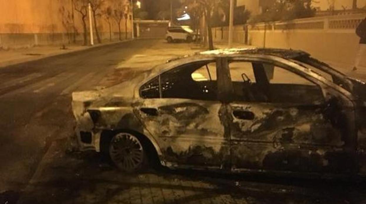 Un coche calcinado en medio de la calle en una imagen de archivo