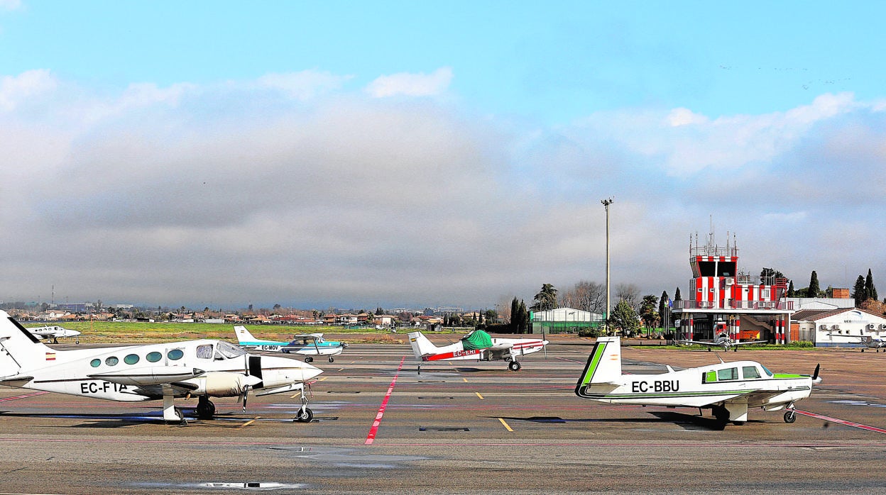 Avionetas en la pista de vuelo aledaña a la pista central del aeropuerto de Córdoba