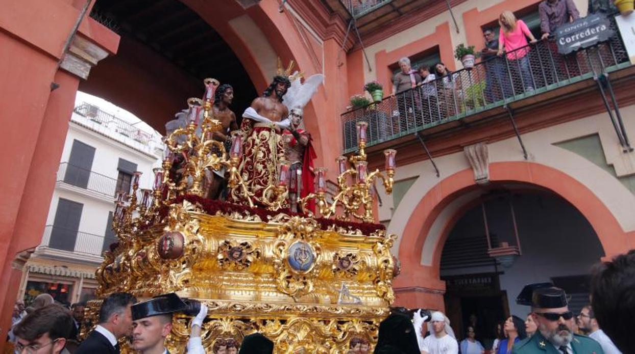 El Cristo de las Penas a su paso por la Corredera