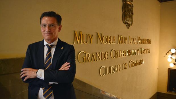 Luis Salvador: «Hay que modernizar el Ayuntamiento de Granada, paso a paso»