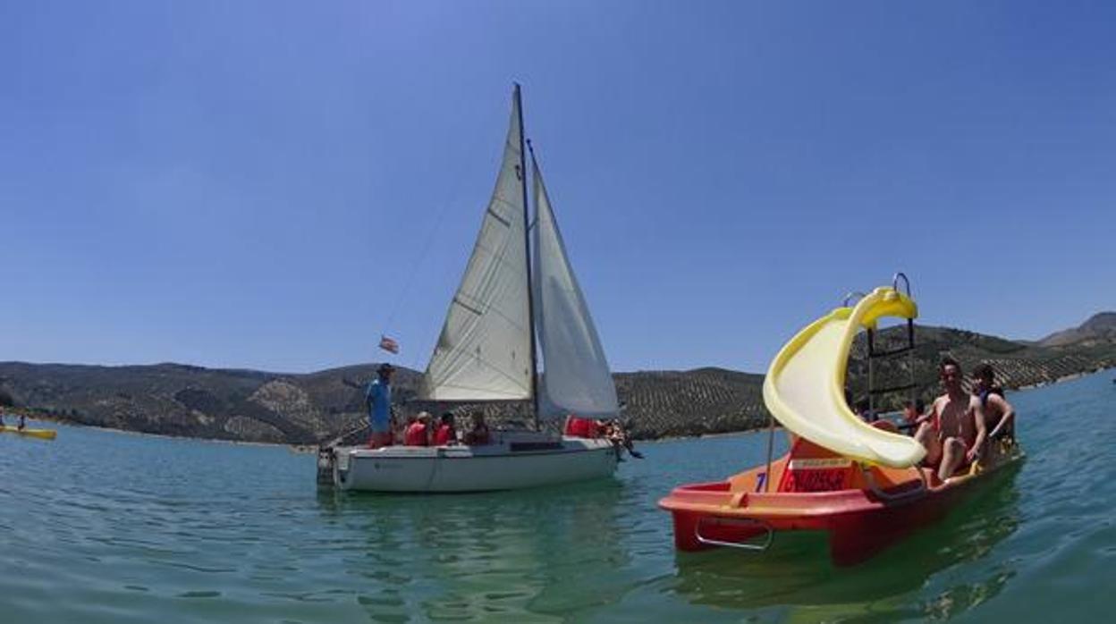 Embarcaciones en el pantano de Iznájar