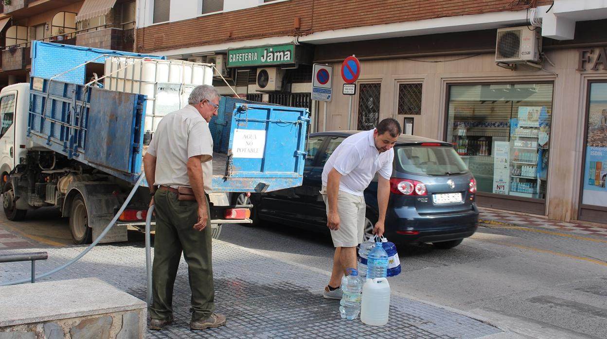 Camiones repartiendo agua entre los vecinos de Montilla