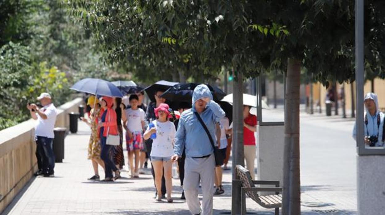 Turistas paseando por Córdoba