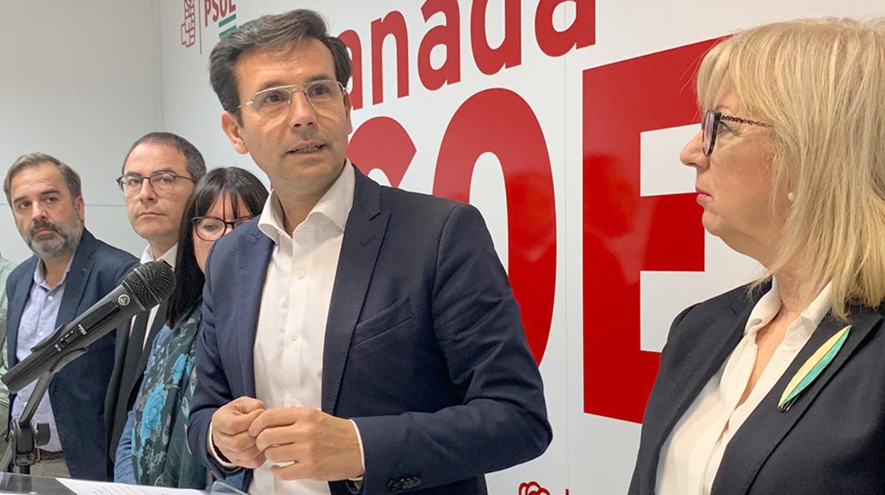 El exalcalde socialista de Granada y ahora líder de la oposición, Francisco Cuenca, con varios ediles.