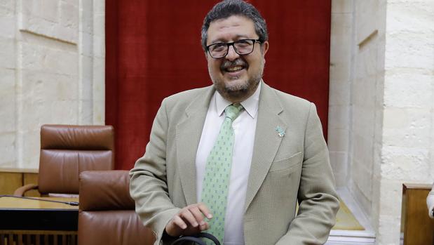 Serrano solicita el alta médica voluntaria y vuelve al Parlamento con Vox