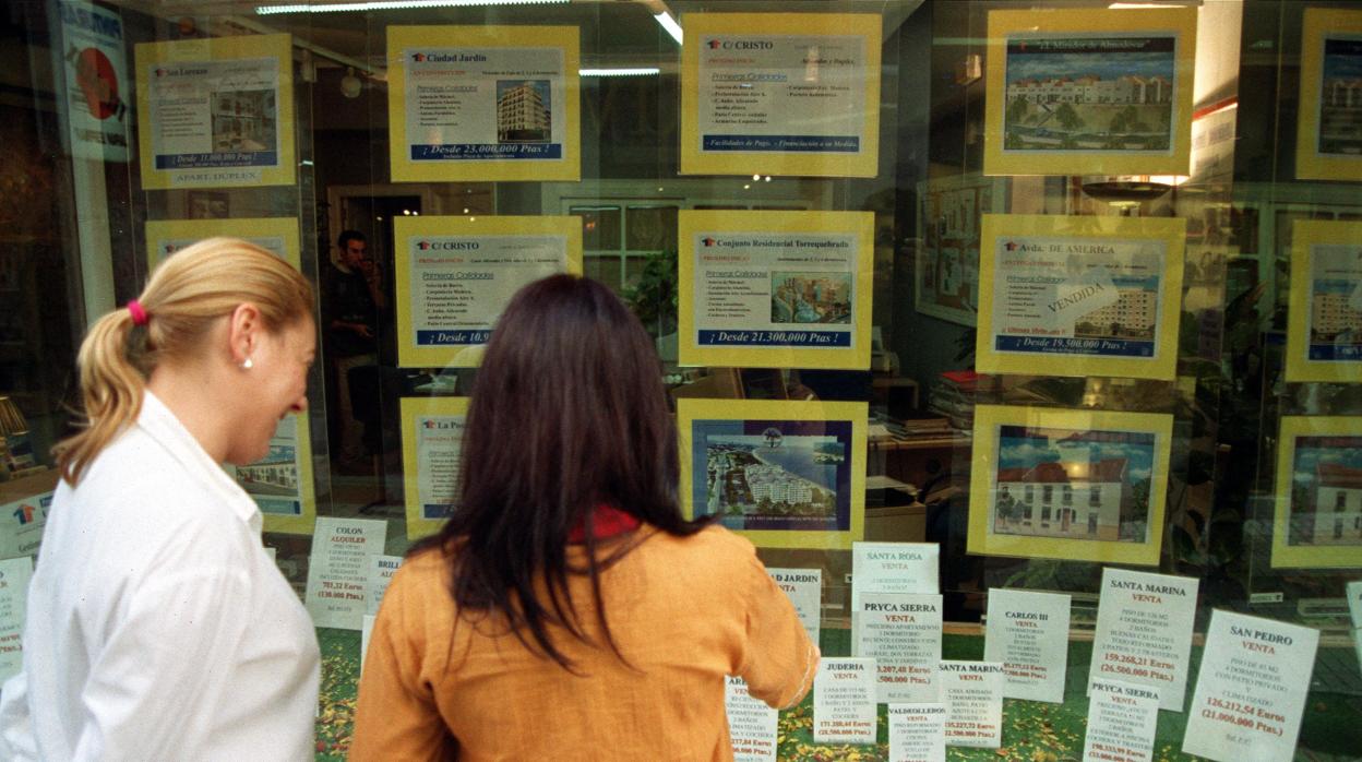 Joven busca vivienda en una inmobiliaria