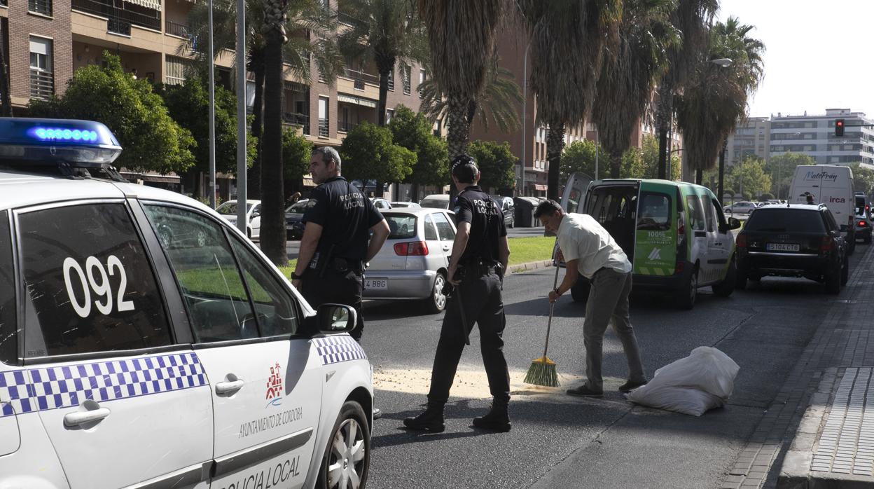 Policías locales custodian el lugar del atropello mortal en la avenida de Manolete