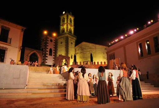 Actrices en una representación de «Fuenteovejuna» en la plaza de Lope de Vega