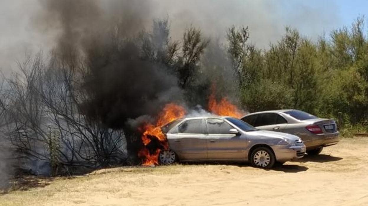 Dos coches quemados en un incendio en Punta Umbría en una imagen de archivo