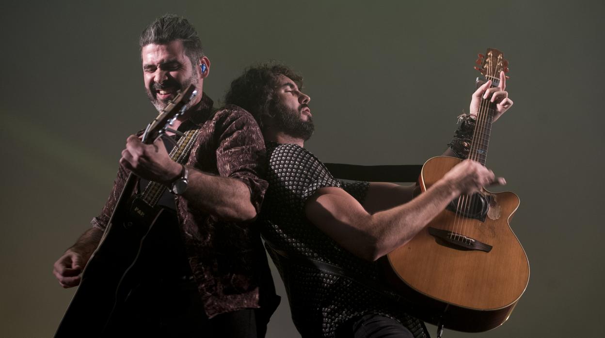 Dos componentes del grupo IZAL, durante un concierto reciente