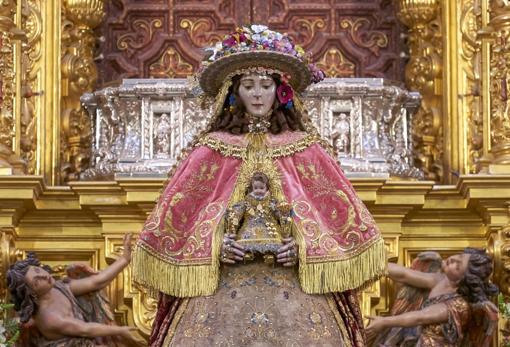 La Virgen, en su santuario