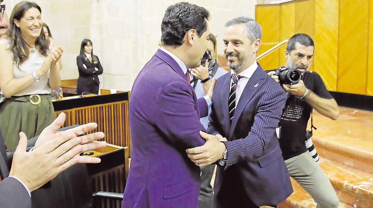 Marín y Moreno saludan al consejero de Hacienda, Juan Bravo