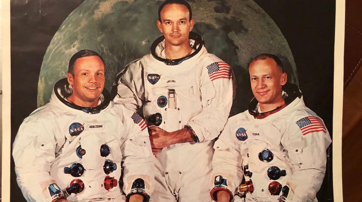 Detalle la foto firmada que enviaron los astronautas a la cofradía