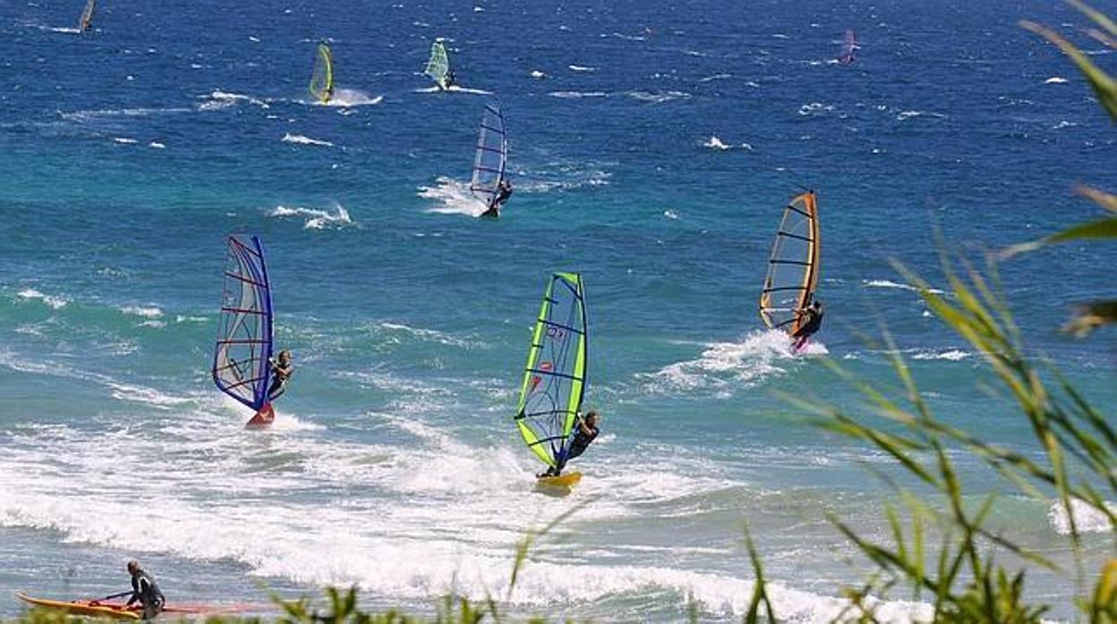 Practicando windsurf en Tarifa