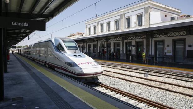 El AVE Madrid-Granada da marcha atrás tras desviarse por error hacia Sevilla