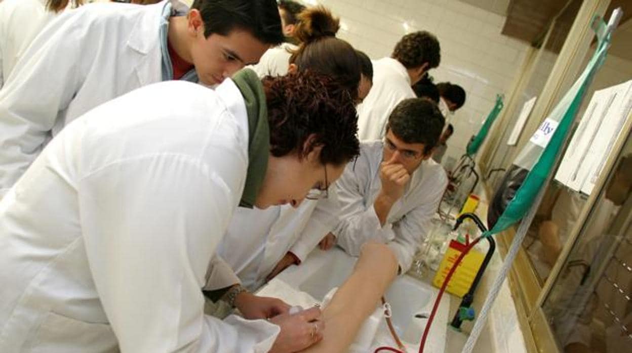 Alumn os de Medicina haciendo prácticas