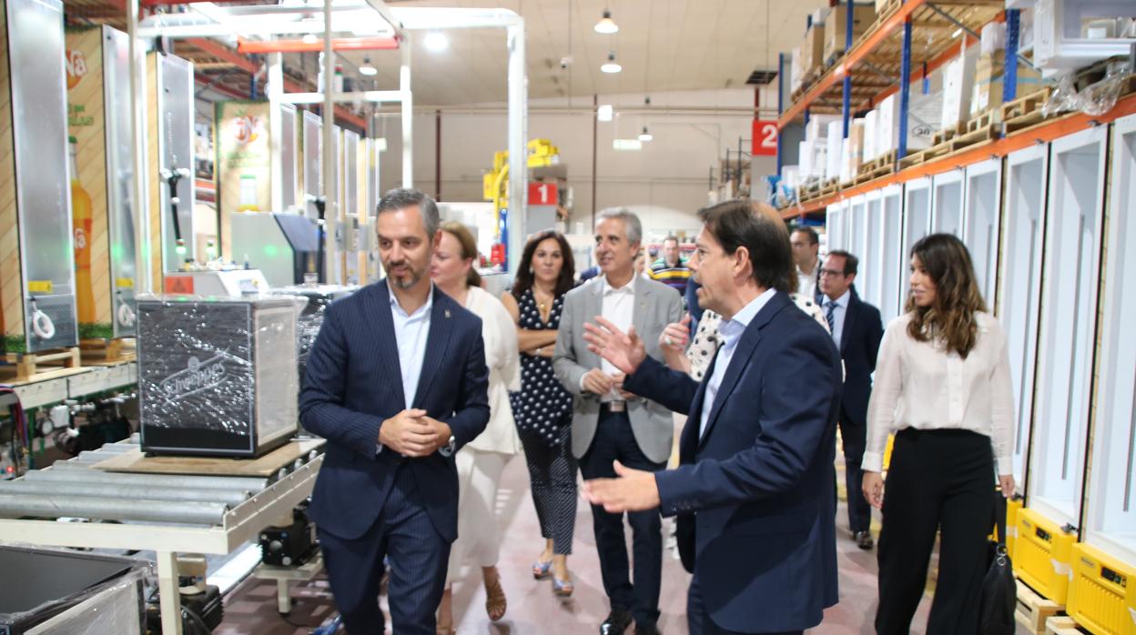 Visita del consejero a las instalaciones de una de las fábricas del frío de Lucena