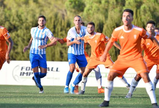 Lance del juego entre el Málaga y el Córdob a