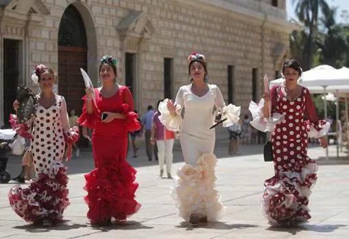 Mujeres en la Feria de Málaga