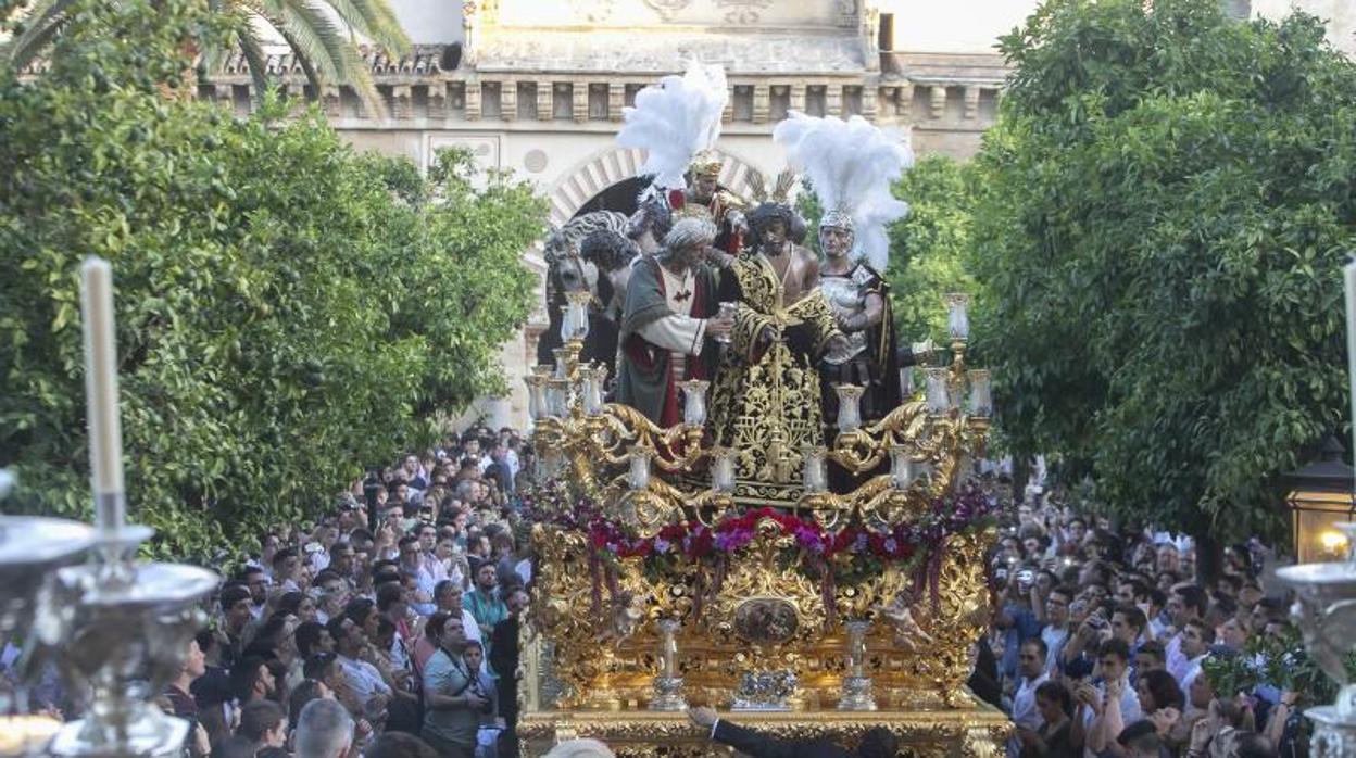 Humildad y Paciencia saliendo de la Catedral