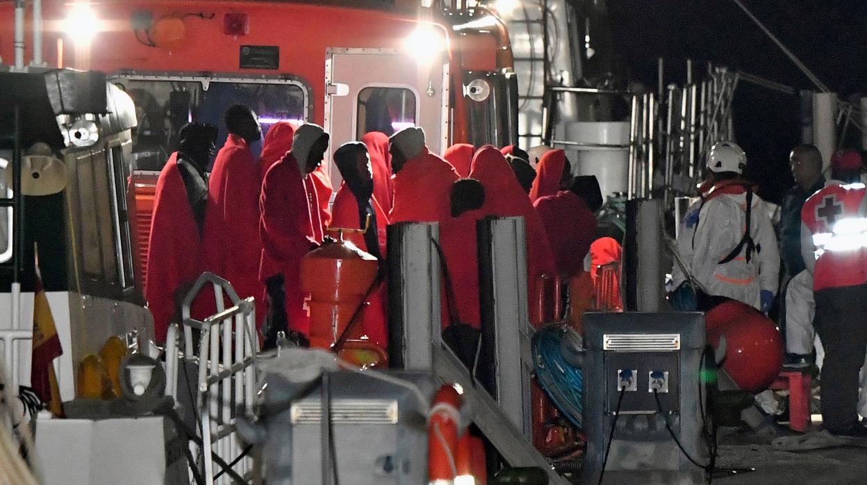 Rescatan a las 65 personas que navegaban en una patera por el mar de Alborán