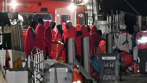 Rescatan a las 65 personas que navegaban en una patera por el mar de Alborán