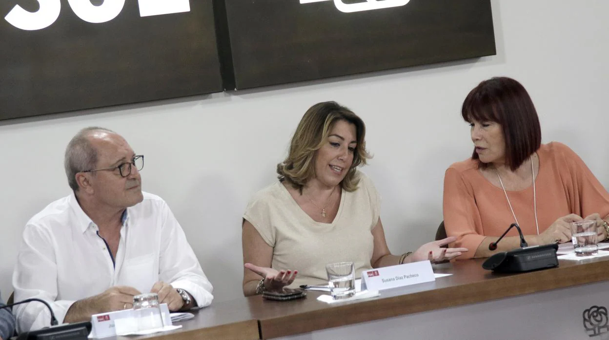 La secretaria general del PSOE andaluz, Susana Díaz junto a Juan Cornejo y Micaela Navarro este lunes en Sevilla