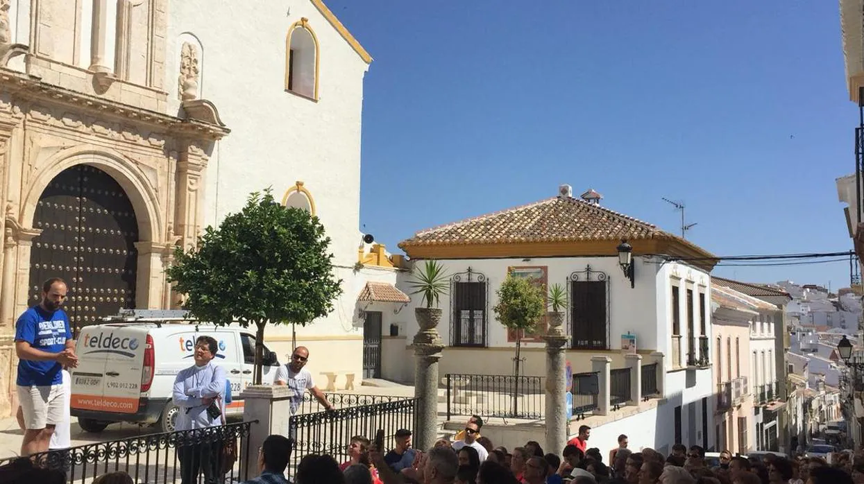 El alcalde, Cristóbal Corral, trata de calmar los ánimos en la puerta de la iglesia