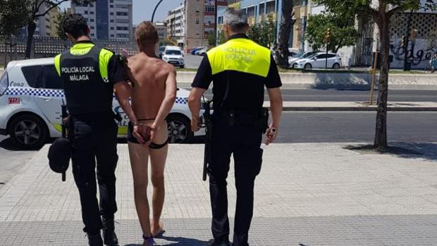 Entra con un «taparrabos» y roza sus genitales a niños en un parque acuático de Málaga