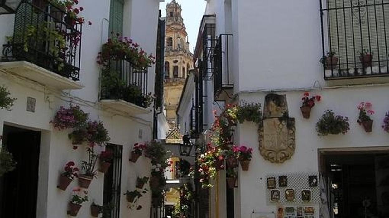 Vista de la Mezquita-Catedral desde una calle de la Judería