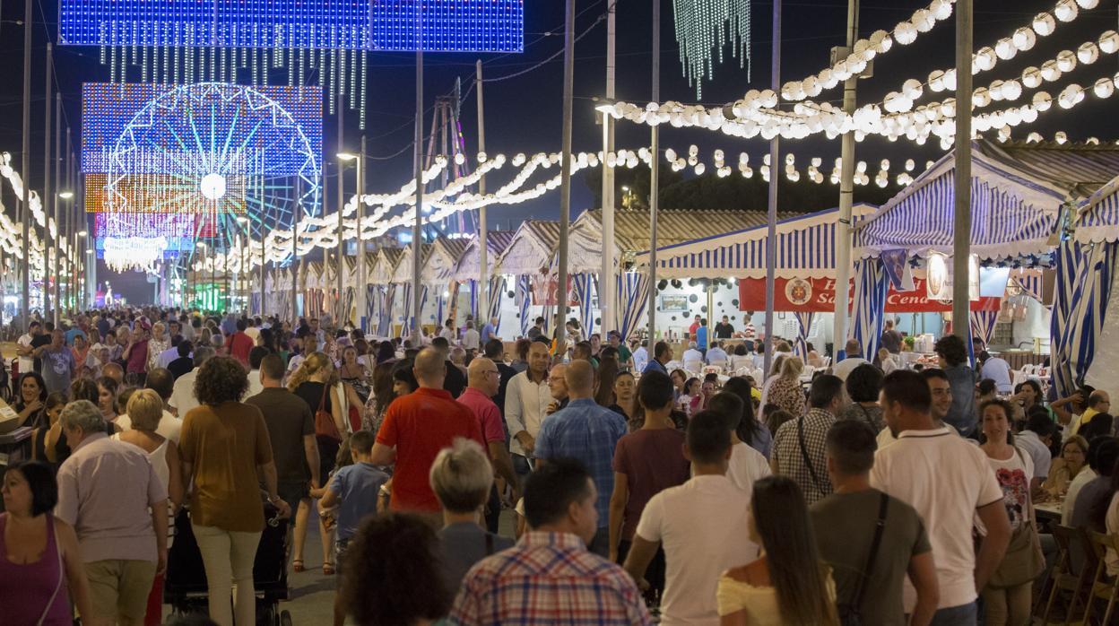 Gente paseando por el recinto de las Fiestas Colombinas de Huelva