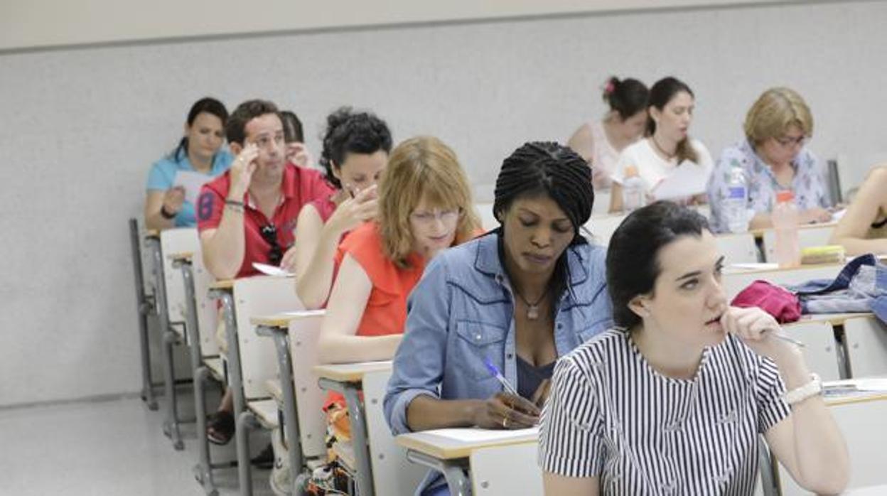 Opositores examinándose en un proceso selectivo