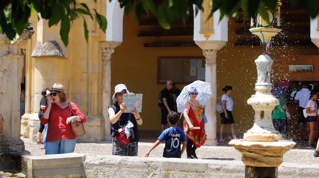 Turistas en el patio de los Naranjos