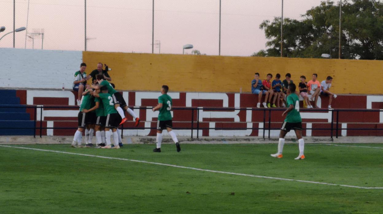 Los jugadores del Córdoba celebran el segundo gol