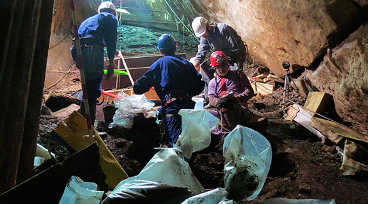 Excavaciones en la Cueva del Ángel