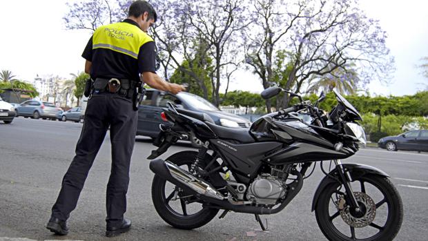 Un motorista muere tras salirse de la carretera A-4002 en Granada