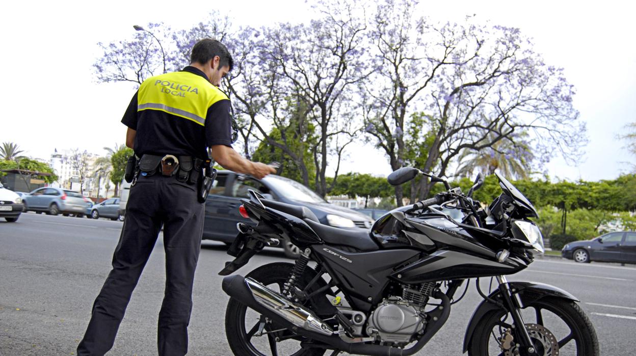 Un motorista fallecido tras salirse de la carretera A-4002 en Granada