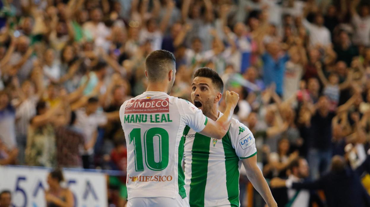 Catiti y Leal celebran un gol en Vista Alegre