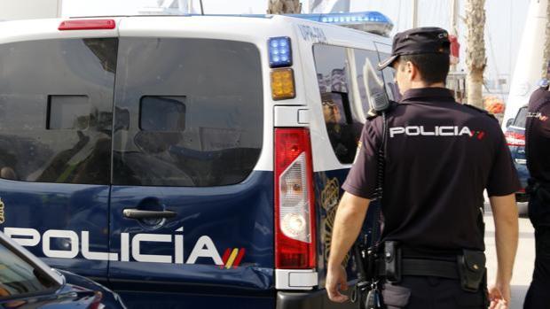 Amenaza a sus padres con un cuchillo en Vélez-Málaga tras robarles cien euros