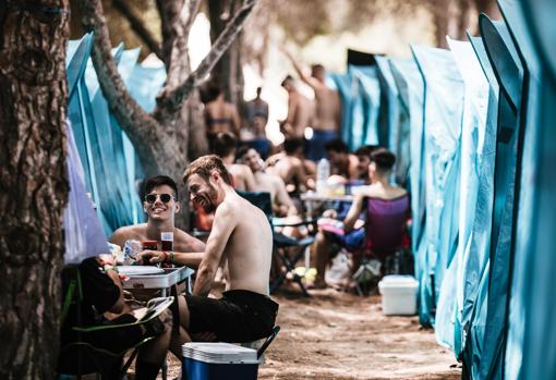 Primeros «dreamers» de esta edición en la zona de acampada del festival.