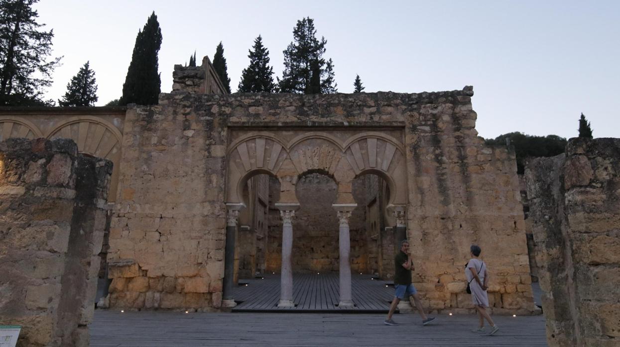 Dos visitantes en el conjunto arqueológico de Medina Azahara