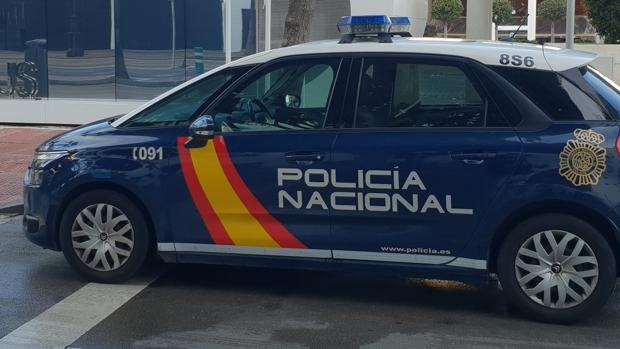 Dos policías salvan a un hombre que intentaba tirarse por un puente en Marbella