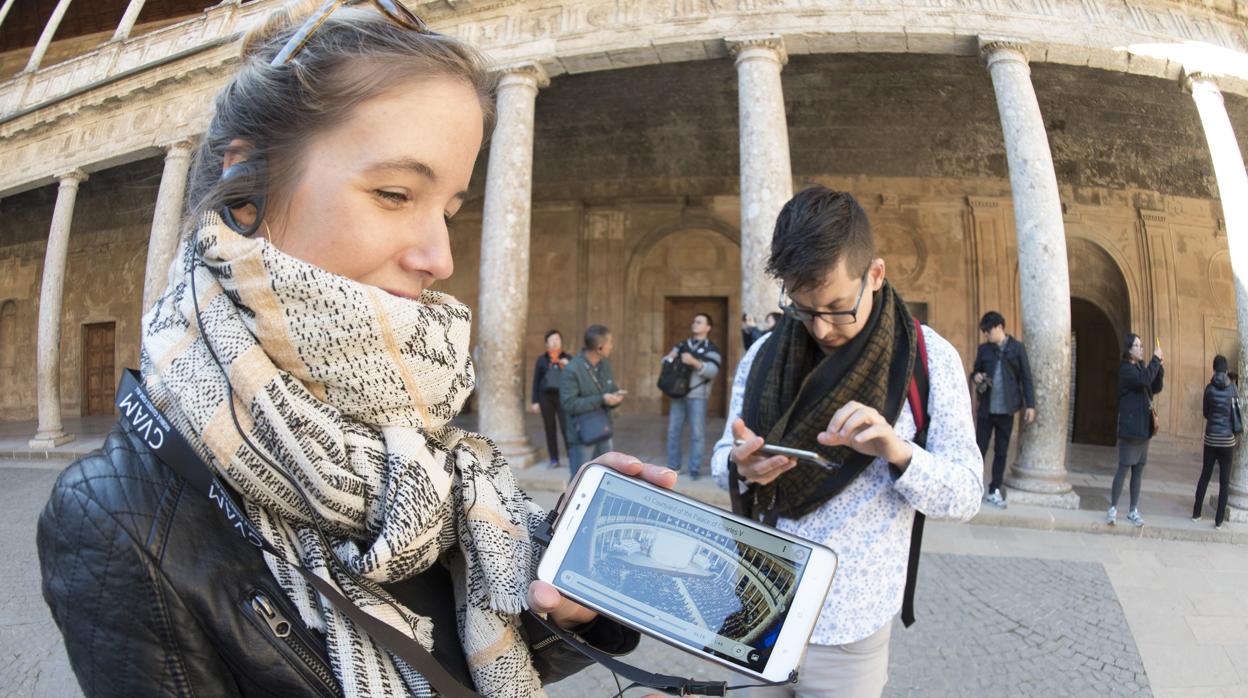 Turistas en el interior de la Alhambra de Granada