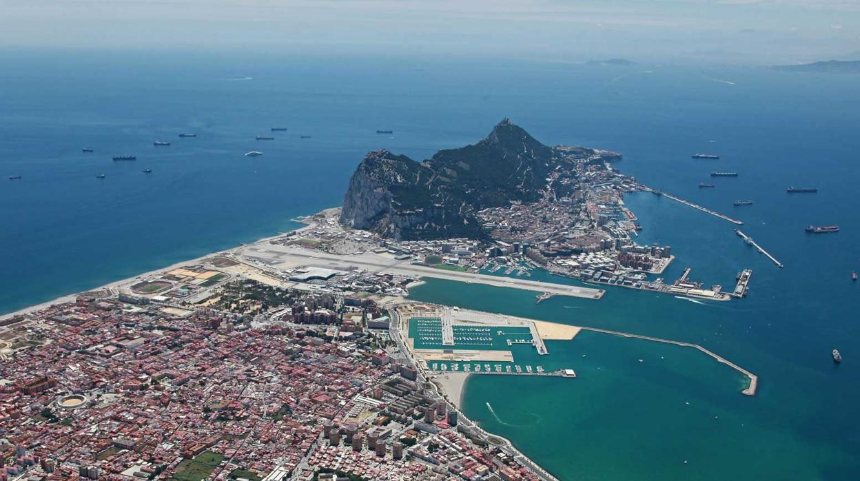 Imagen panorámica de La Línea de la Concepción y Gibraltar, y de las aguas que rodean el Peñón