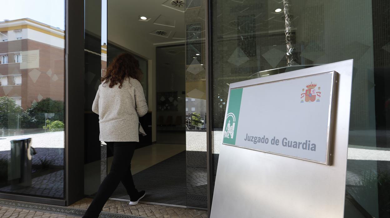Una mujer entra en los juzgados de Guardia de Córdoba
