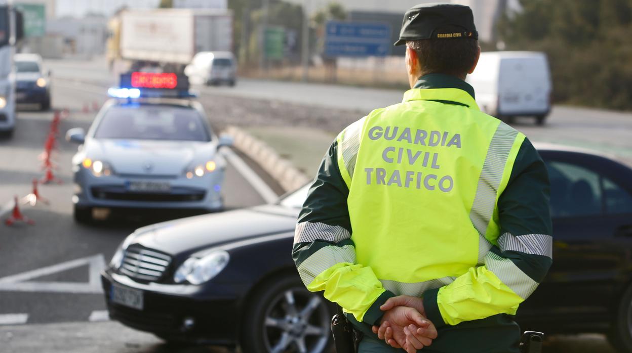 Un agente de la Guardia Civil en un control