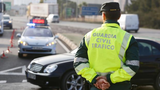 Apedrean a un guardia civil tras disolver una reyerta en un asentamiento de Lepe